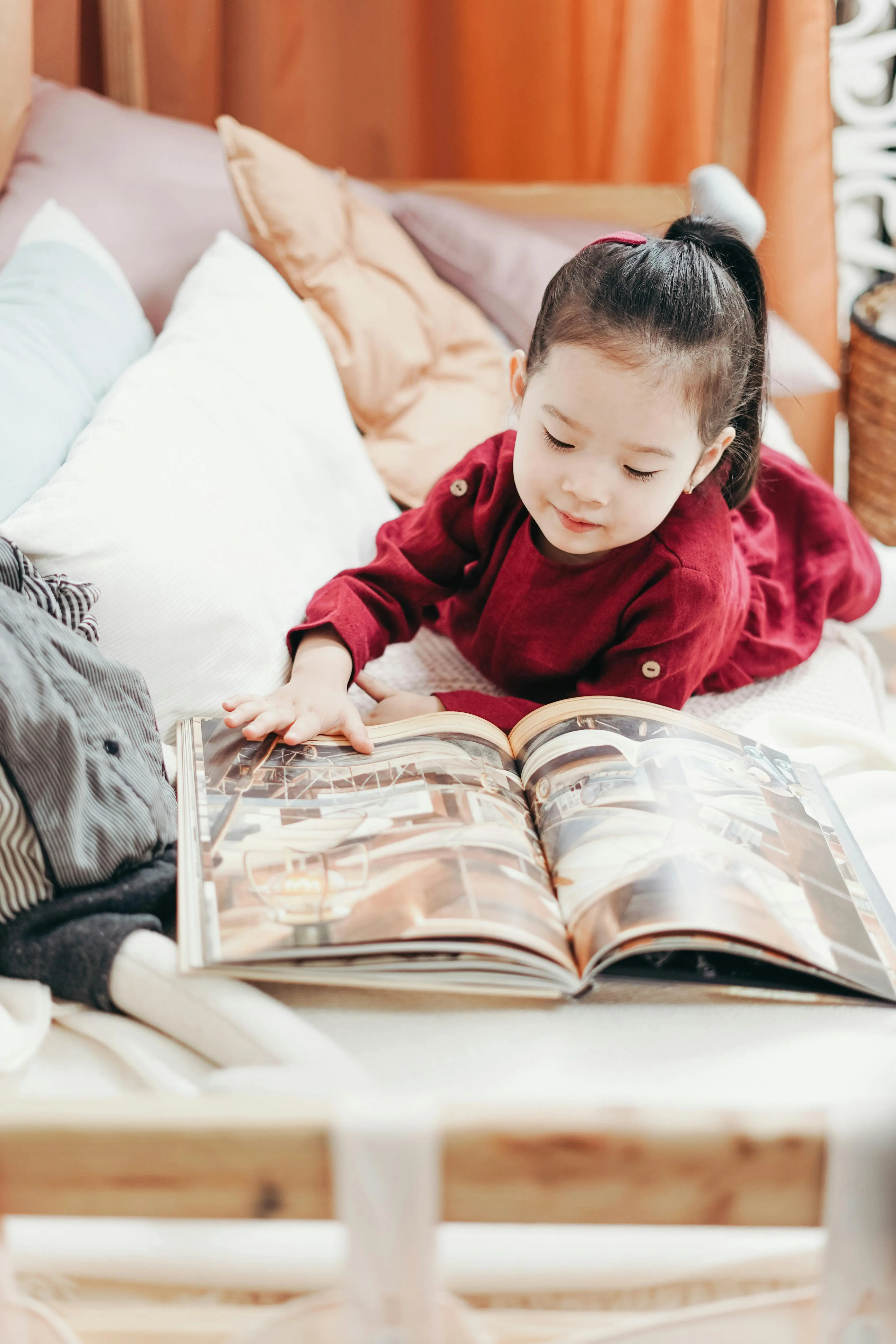 Niño leyendo sobre baloncesto