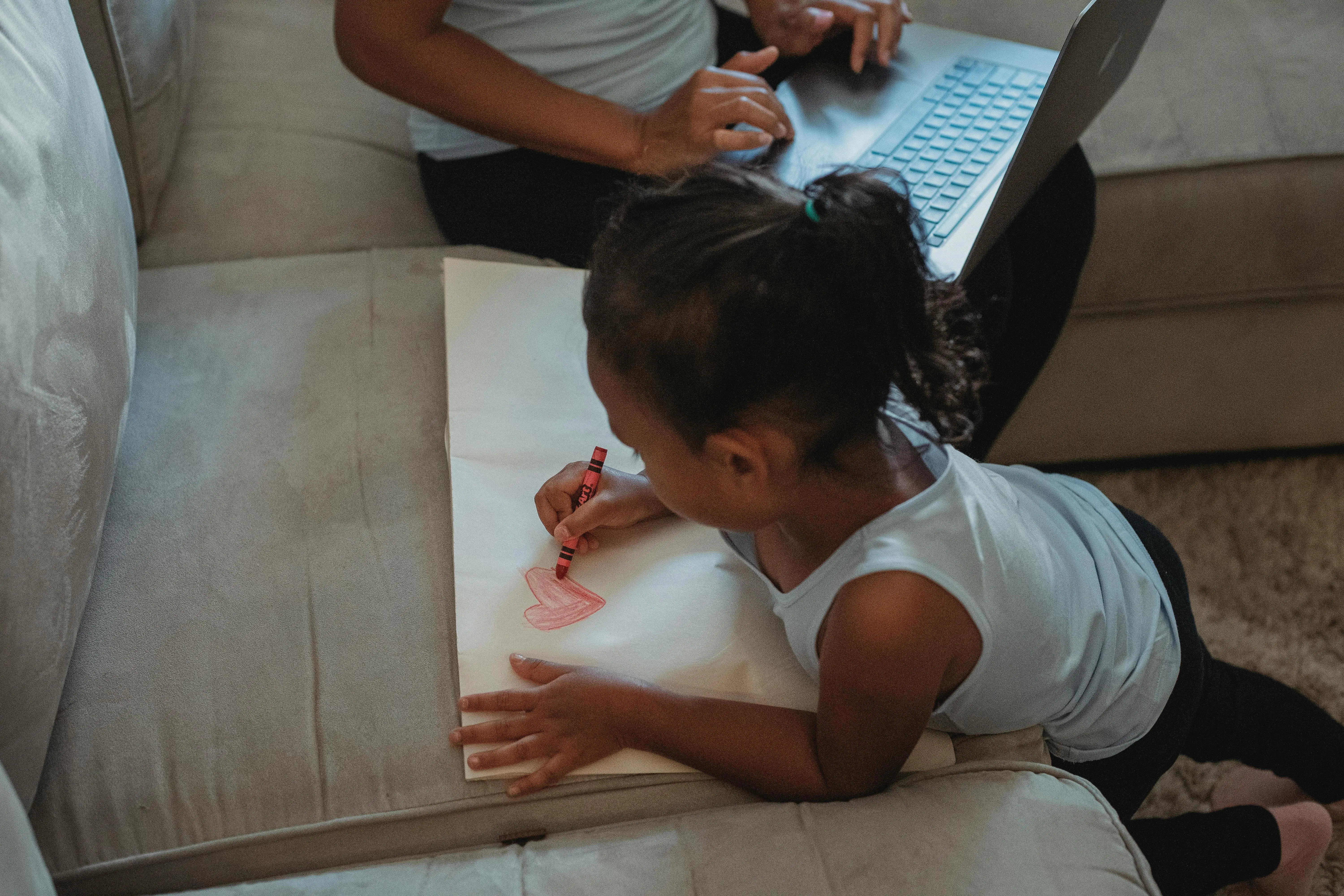Niño coloreando feliz